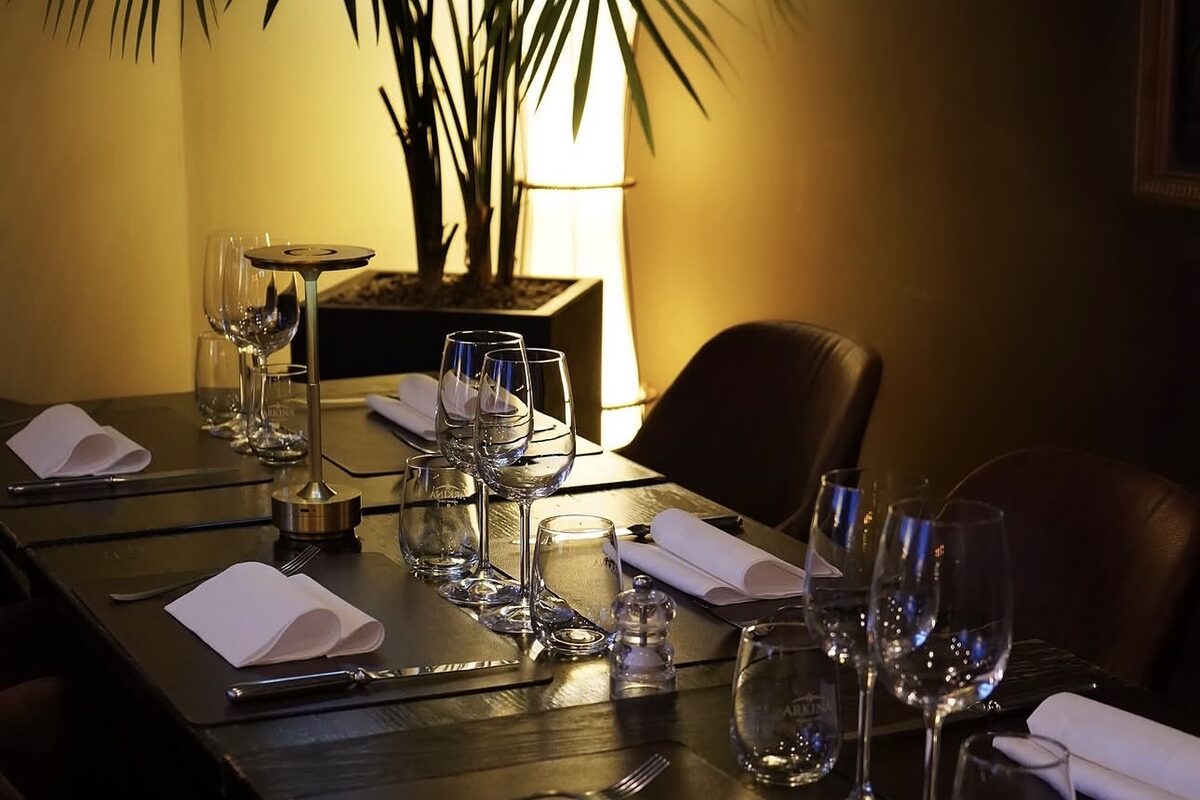 Grande table dressée avant le service du soir au Restaurant L’Étoile