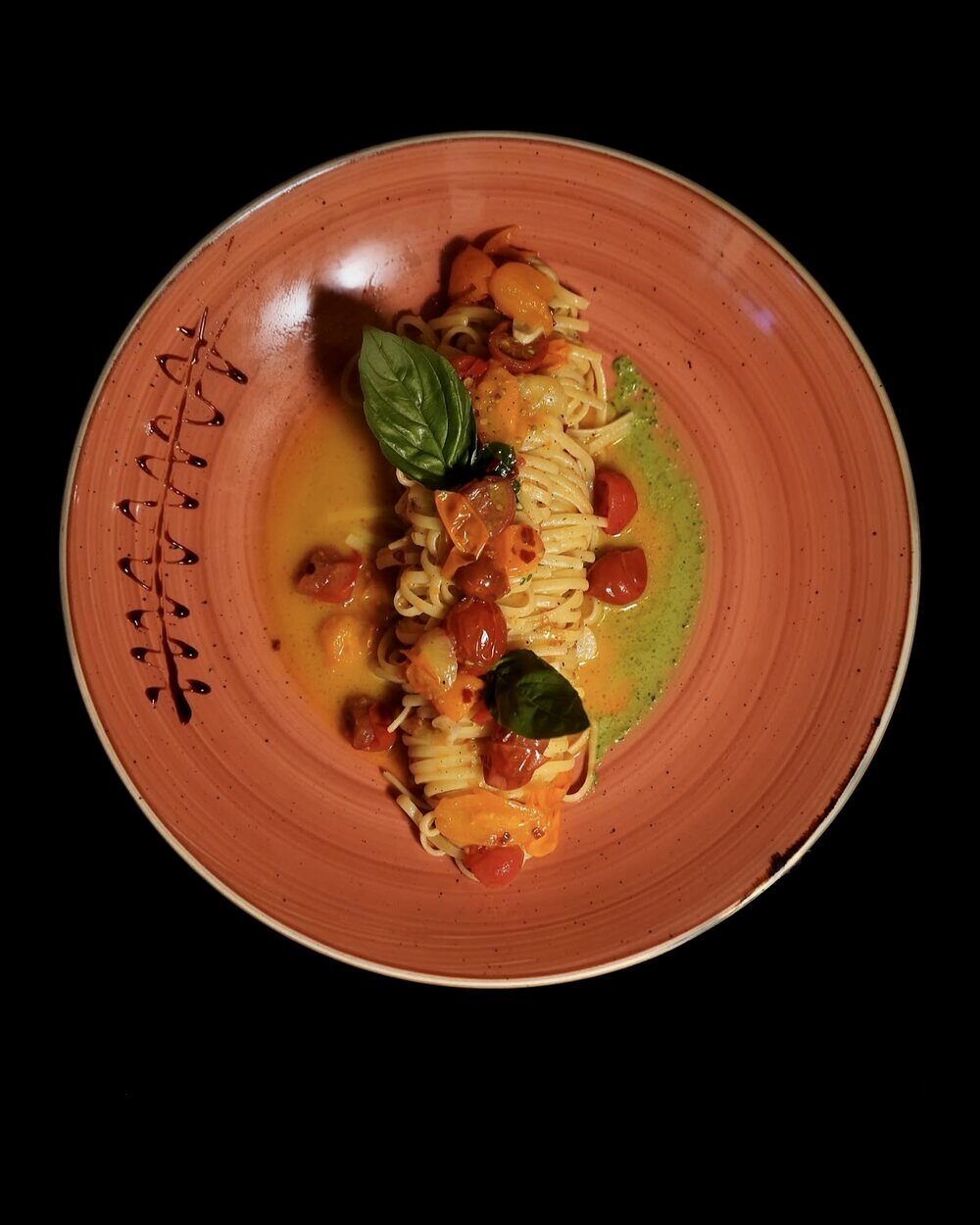 Linguine à l’ail, tomates cerises et basilic, servies au Restaurant L’Étoile
