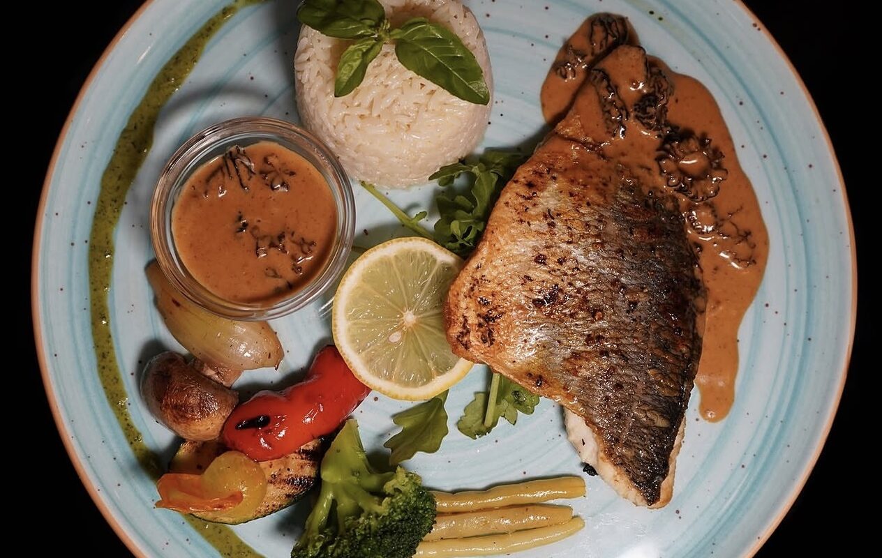 Filet de poisson grillé, riz et légumes du moment, au Restaurant L’Étoile