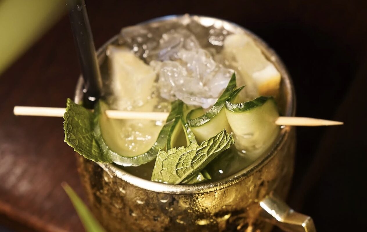Cocktail au concombre et à la menthe, servi au bar du Restaurant L’Étoile