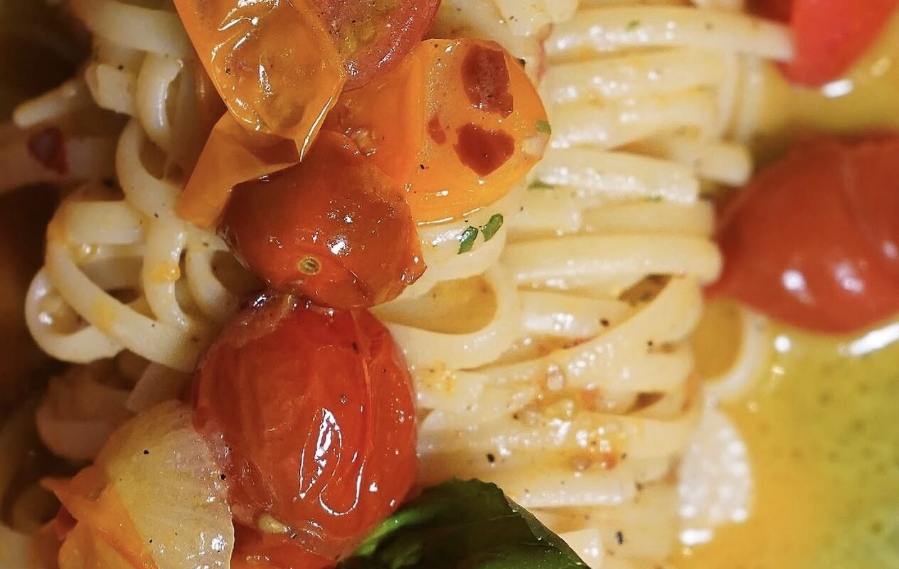 Linguine aux tomates confites et basilic, servies au Restaurant L’Étoile
