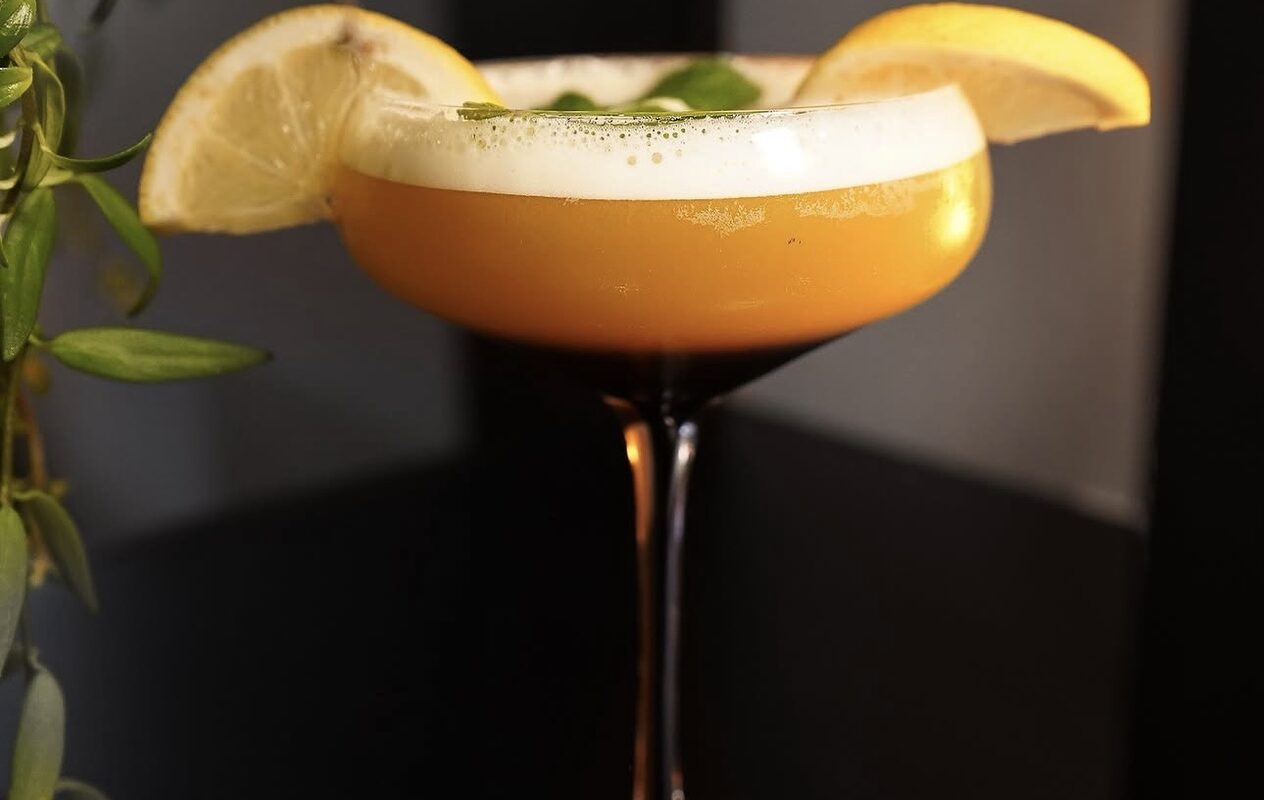 Cocktail servi en coupe, citron et basilic, au bar du Restaurant L’Étoile