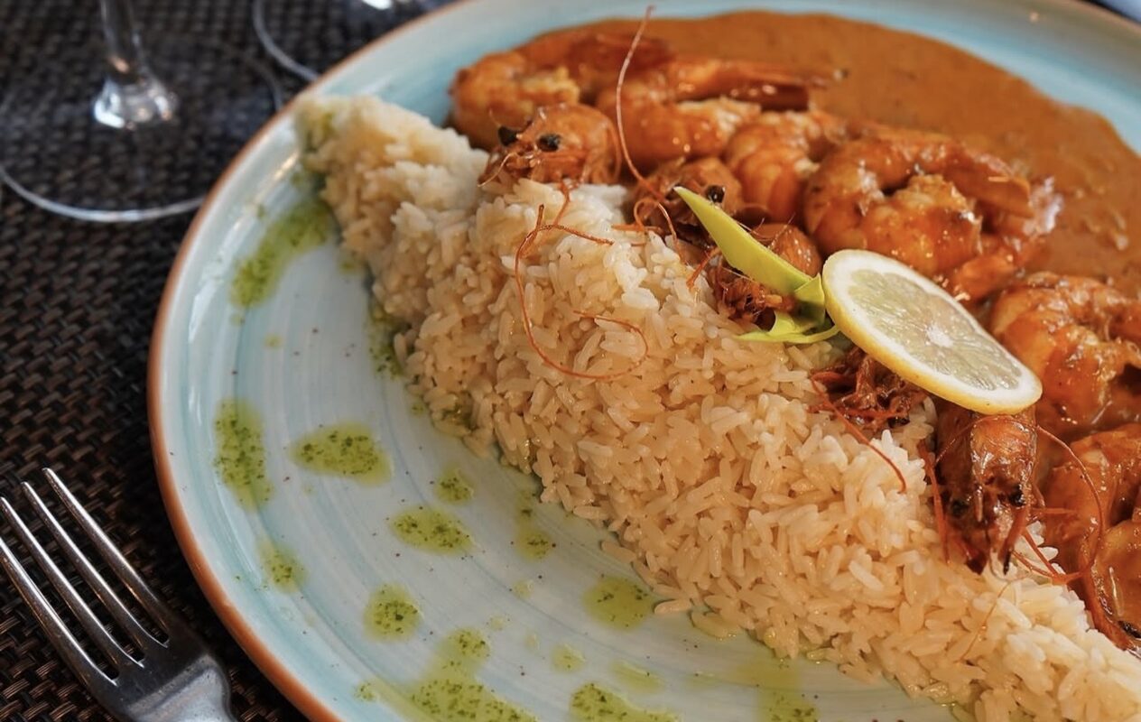 Gambas et riz créole, sauce relevée, au Restaurant L’Étoile